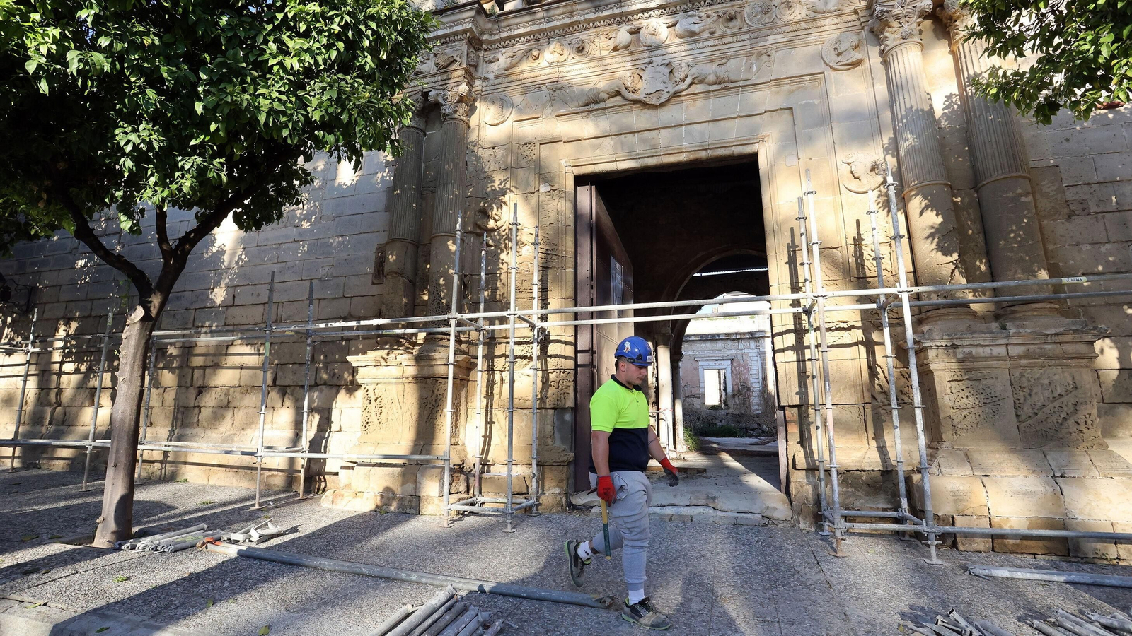 Primer día de la rehabilitación del Palacio Riquelme de Jerez