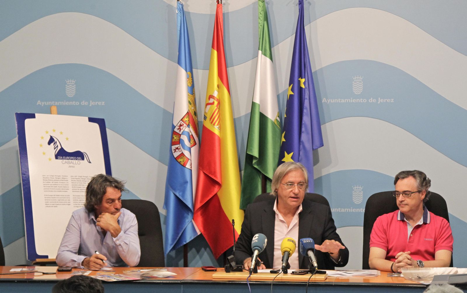 Francisco Camas (en el centro), acompañado durante la presentación por Juan Carlos Camas (a la derecha) y Fidel Rodríguez (a la izquierda).