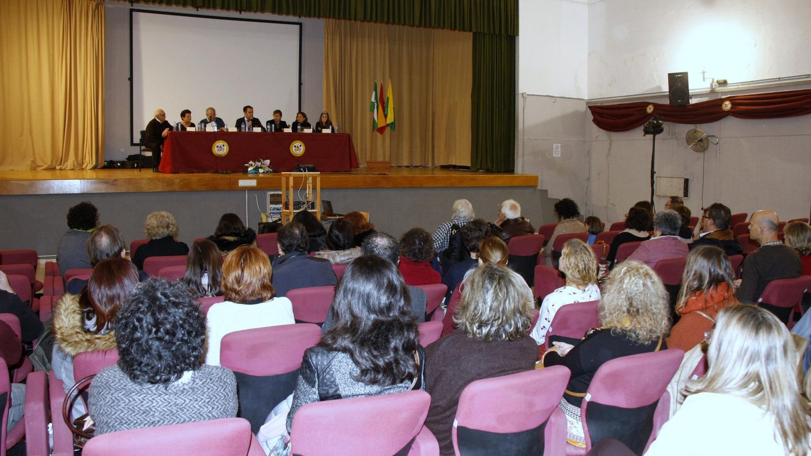 Muchos antiguos alumnos y profesores acudieron al acto celebrado en el instituto.