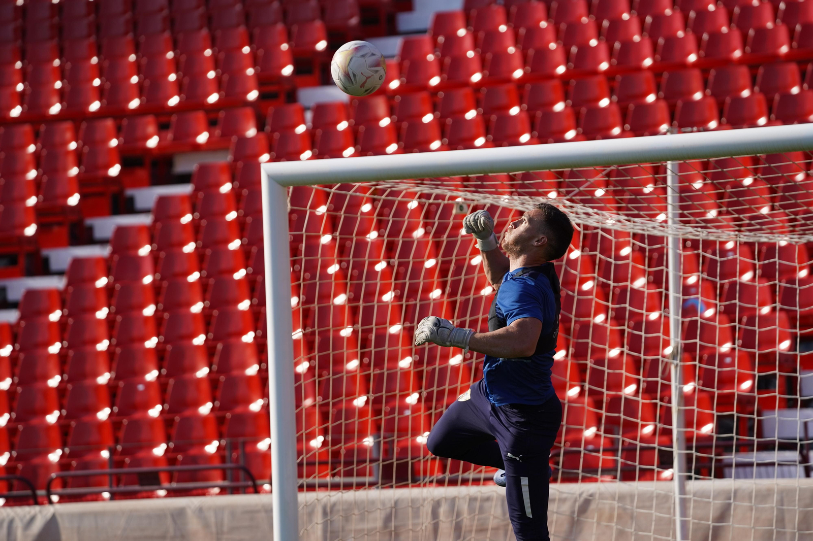 El meta murciano acabó tocado de la rodilla en El Plantío