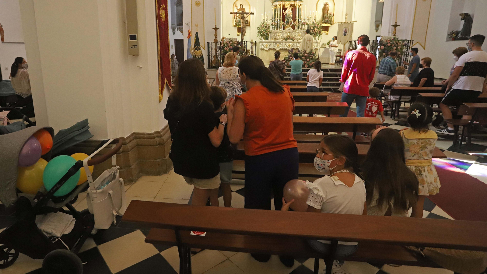 Fotos de la presentación de niños a la Virgen del Rosario en Los Barrios