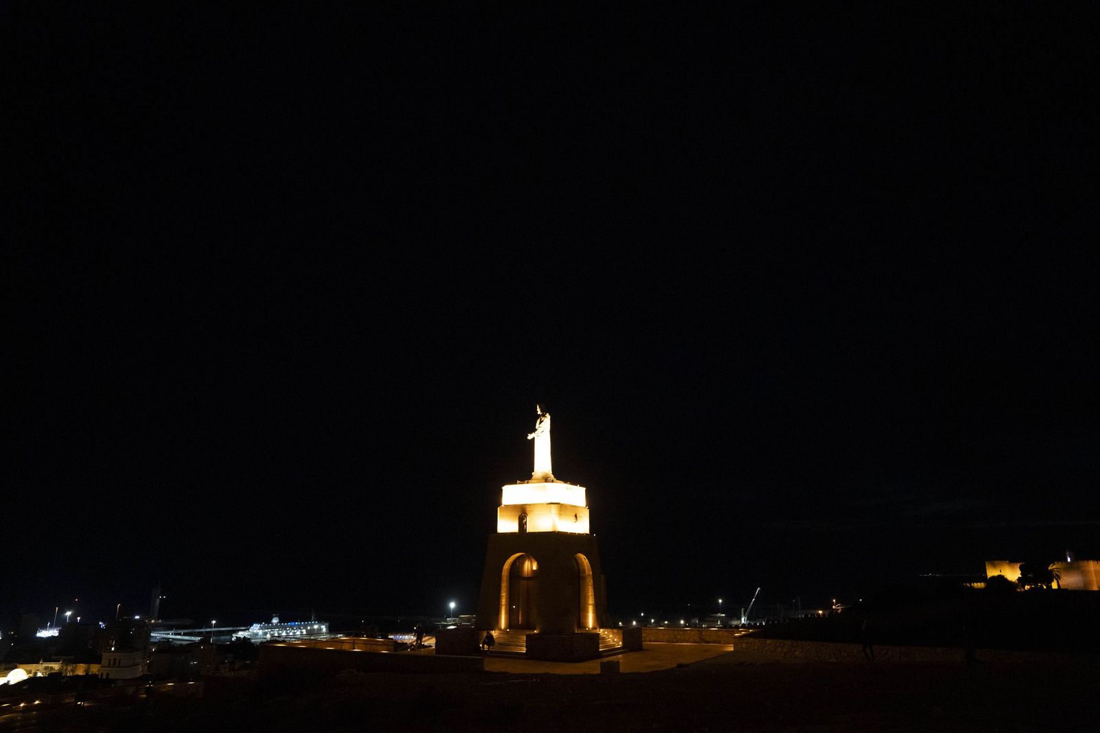 Las murallas del Cerro de San Cristóbal se encienden para iluminar Almería