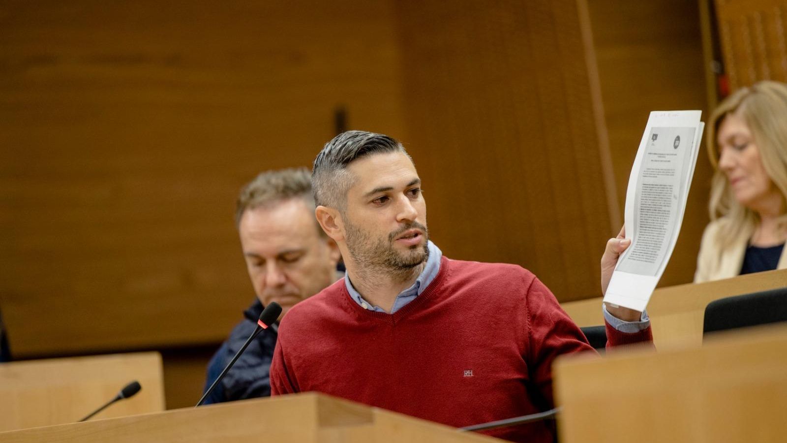 El portavoz socialista, Ángel González, durante su intervención.