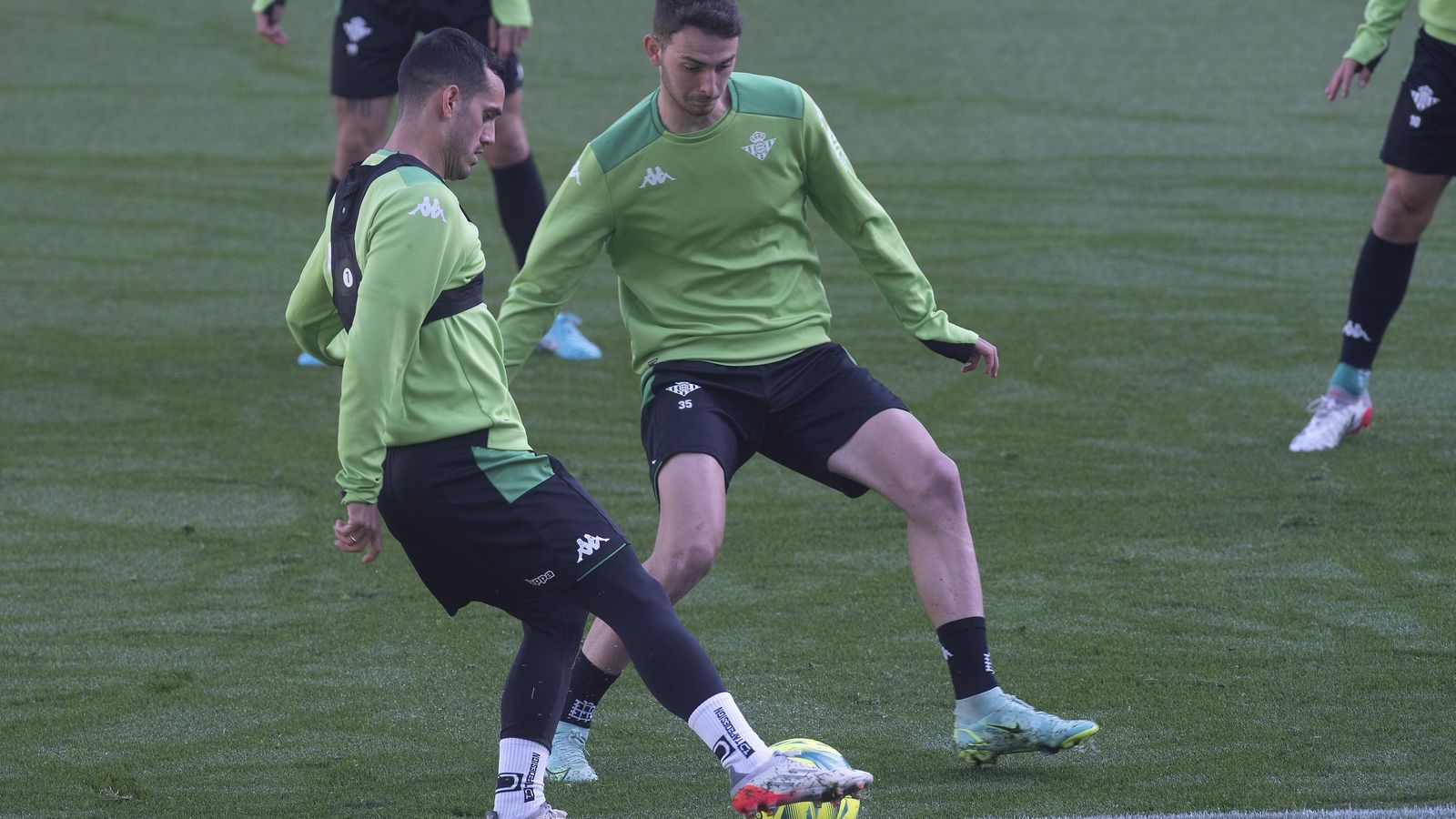 El canterano Raúl presiona a Juanmi.