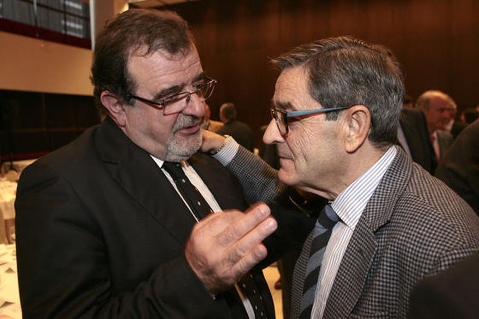 José Rodríguez de la Borbolla, ex presidente de la Junta, conversa con Mario Fernández.

Foto: Victoria Hidalgo y Juan Carlos Muñoz