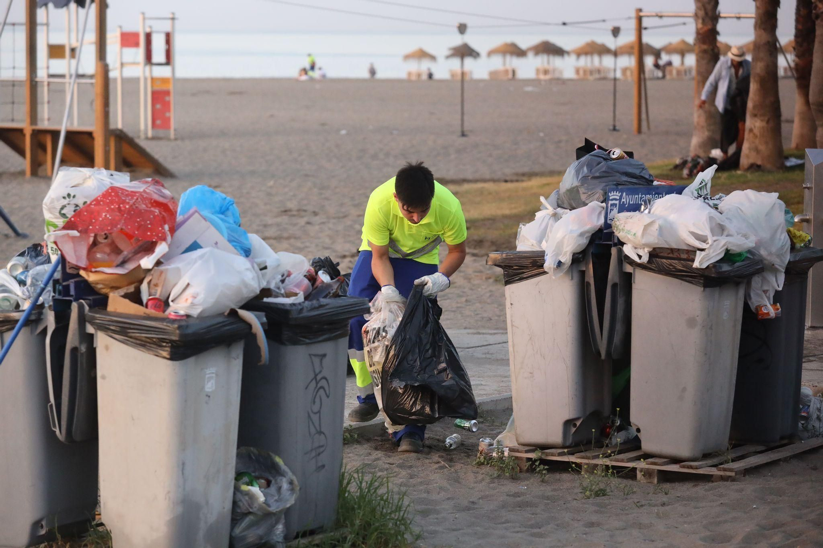 La 'resaca' de la Noche de San Juan en la playa de Huelin en Málaga La 'resaca' de la Noche de San Juan en la playa de Huelin en Málaga