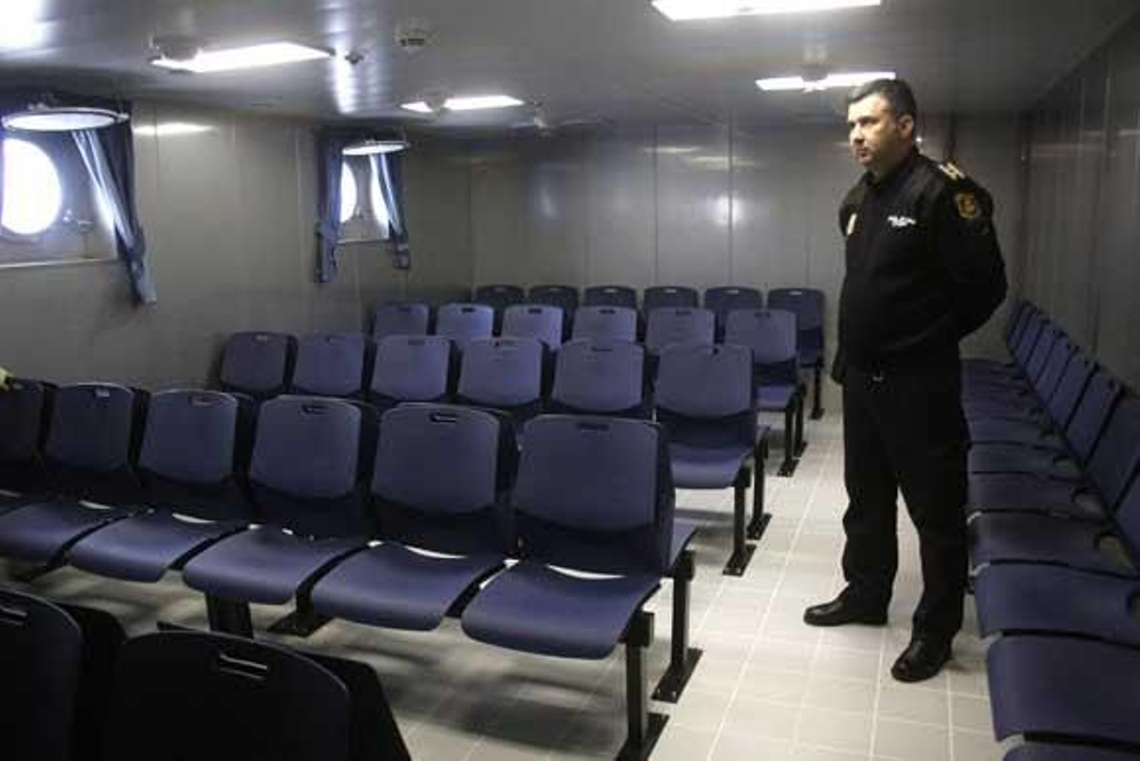 La superpatrullera 'Río Segura' hace escala en el puerto de Algeciras para repostar. Tiene 73 metros de eslora y está destinada para las misiones de la Guardia Civil en alta mar./Fotos:Vanessa Pérez

Foto: Vanessa Perez