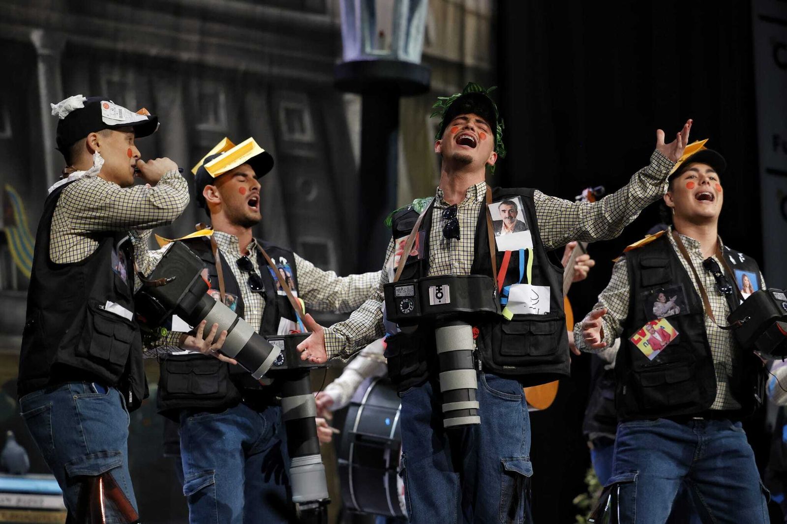 Chirigota 'El que la sigue la consigue'.