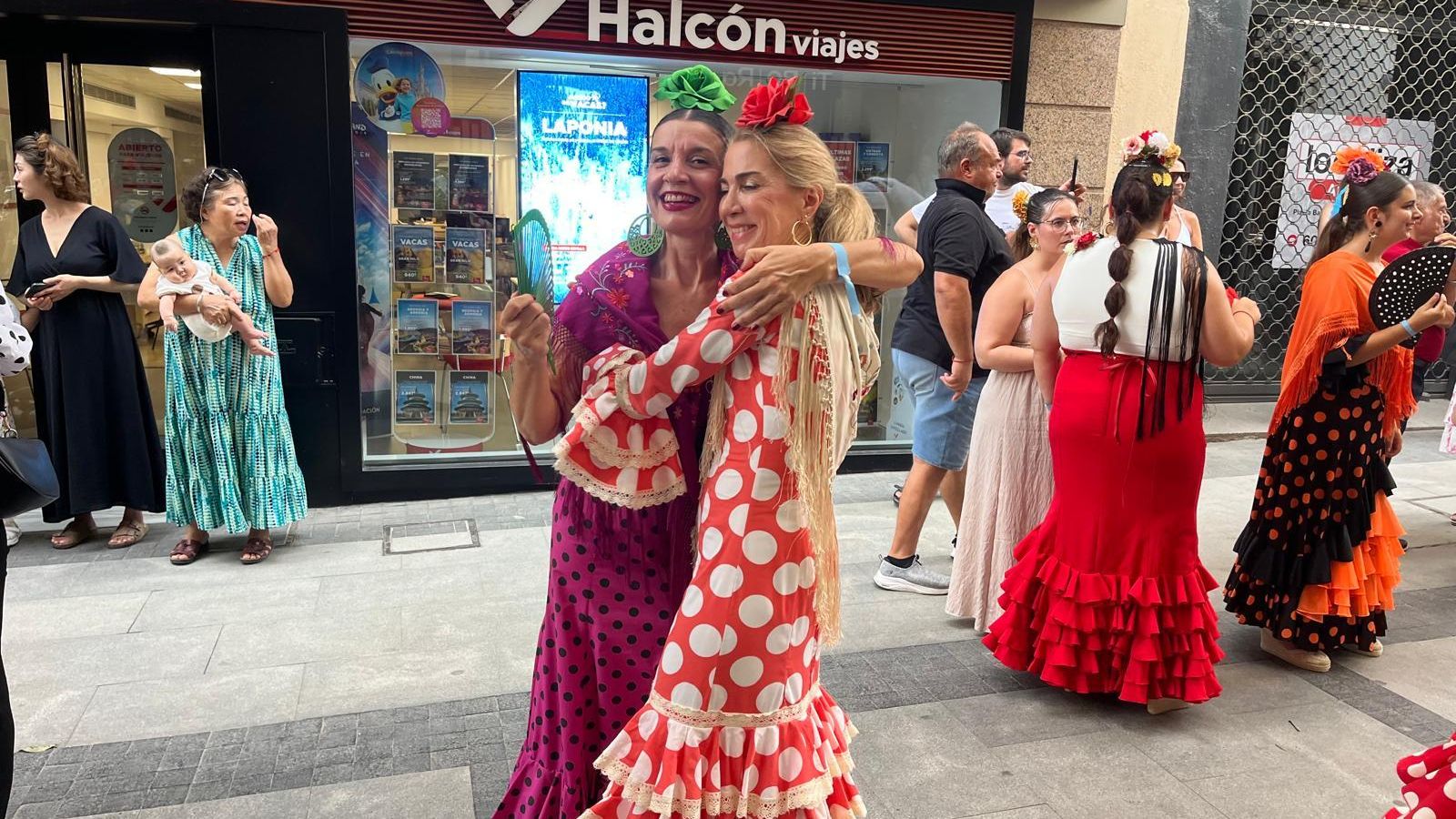 Dos participantes se abrazan tras el éxito del flashmob.