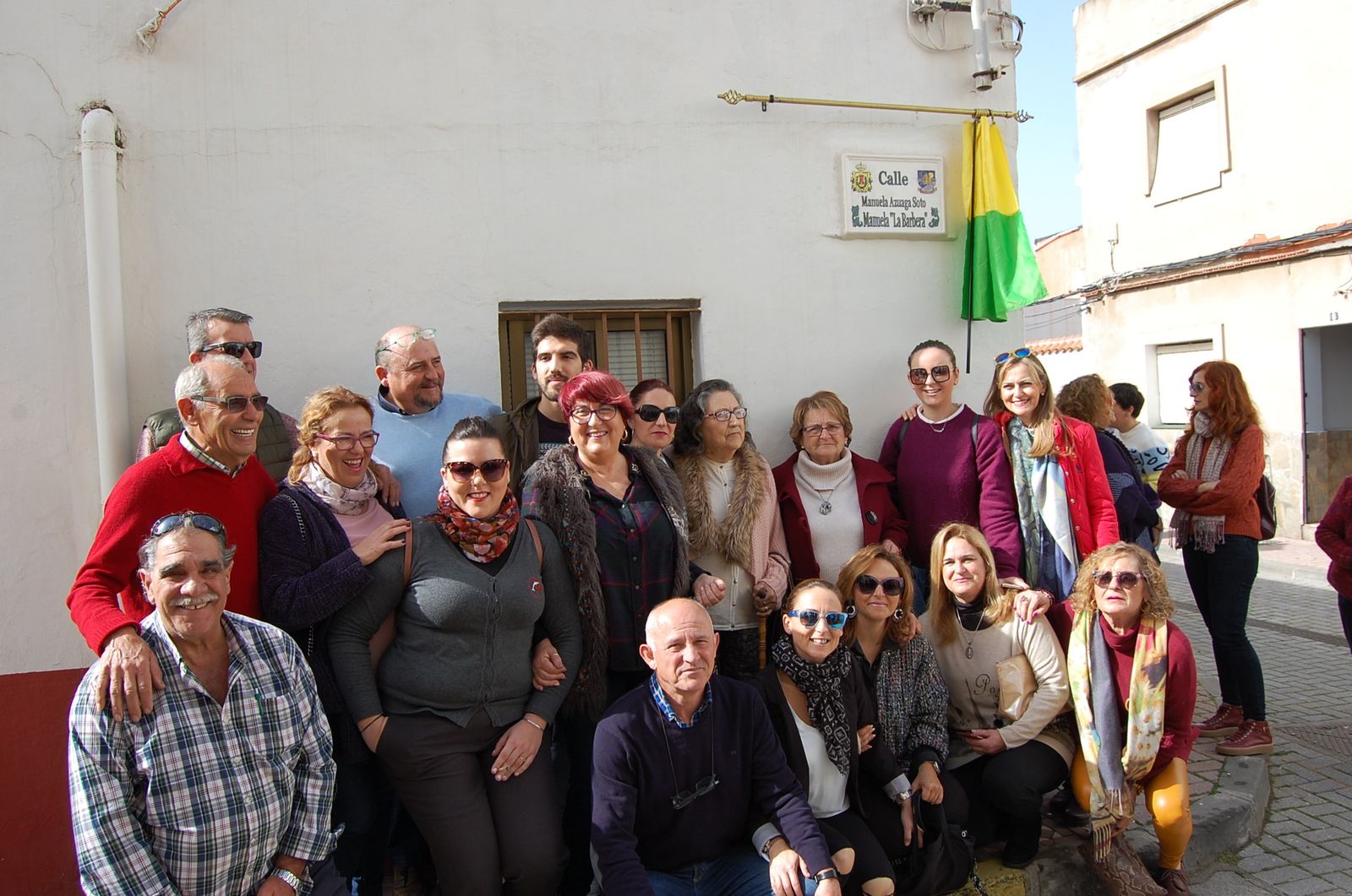 Los familiares de Manuela La Barbera, junto a la placa que da nombre a la calle