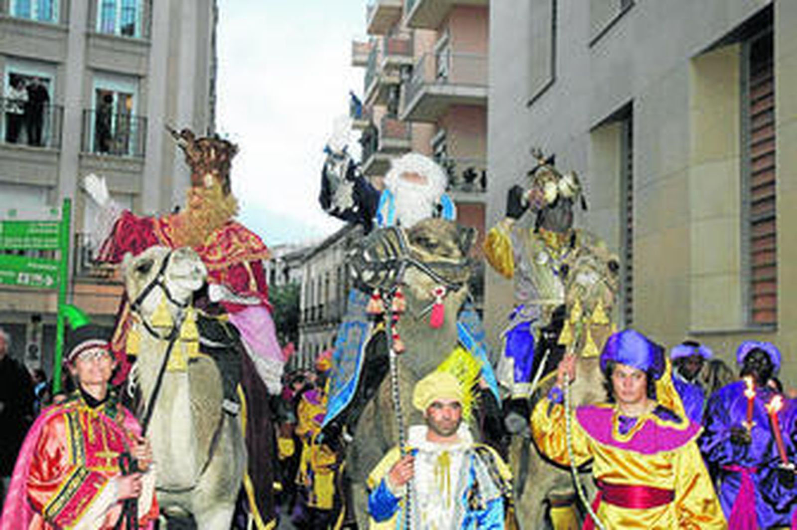 Imagen de la cabalgata de los Reyes Magos en camello en la capital.