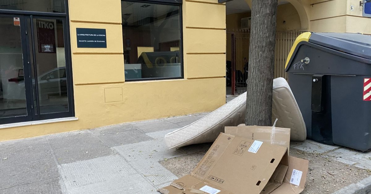 Quejas por el cambio de contenedores de basura en la calle Santo ...