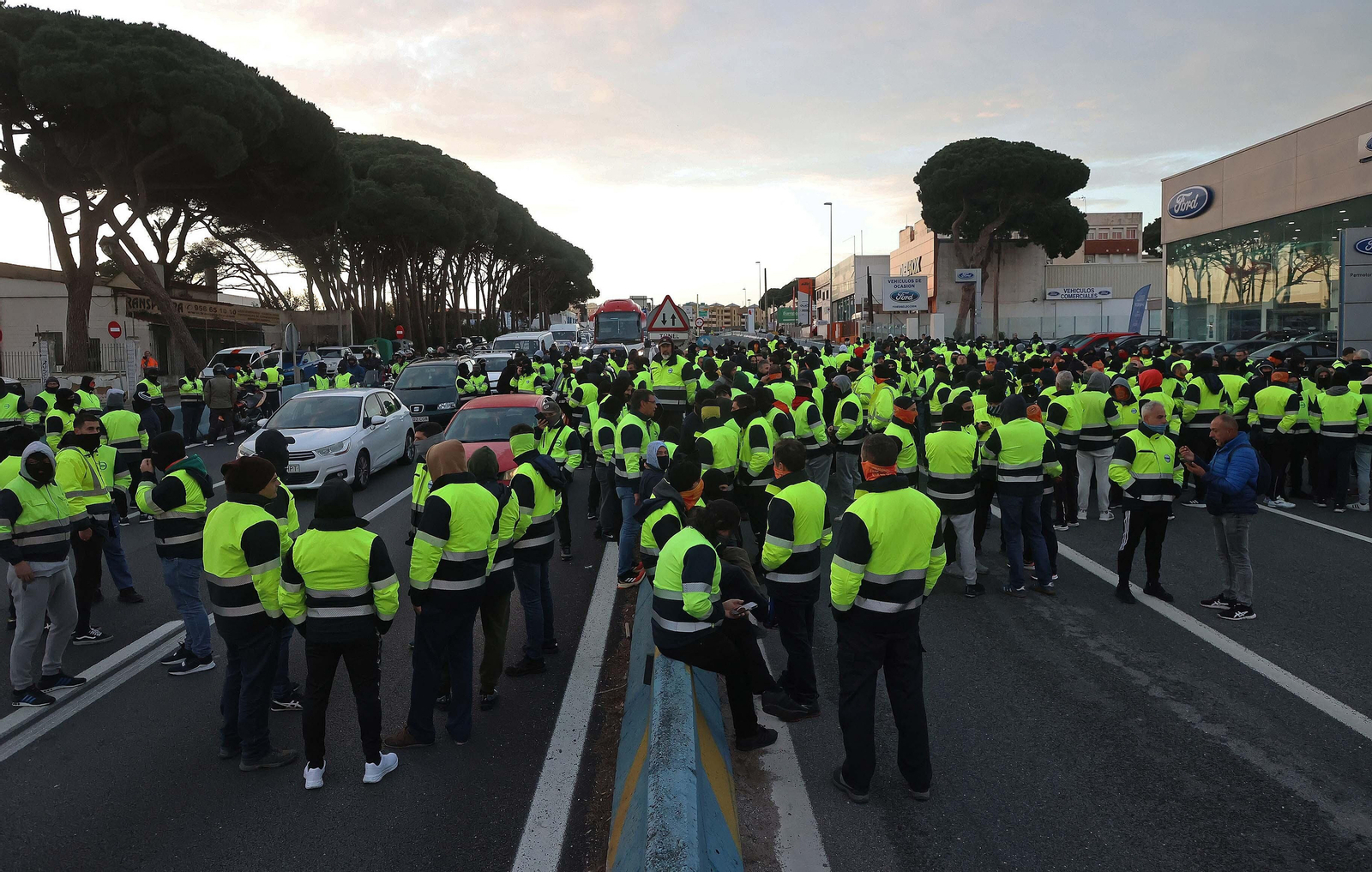 El nuevo corte de la A7 por los huelguistas de Acerinox, en imágenes