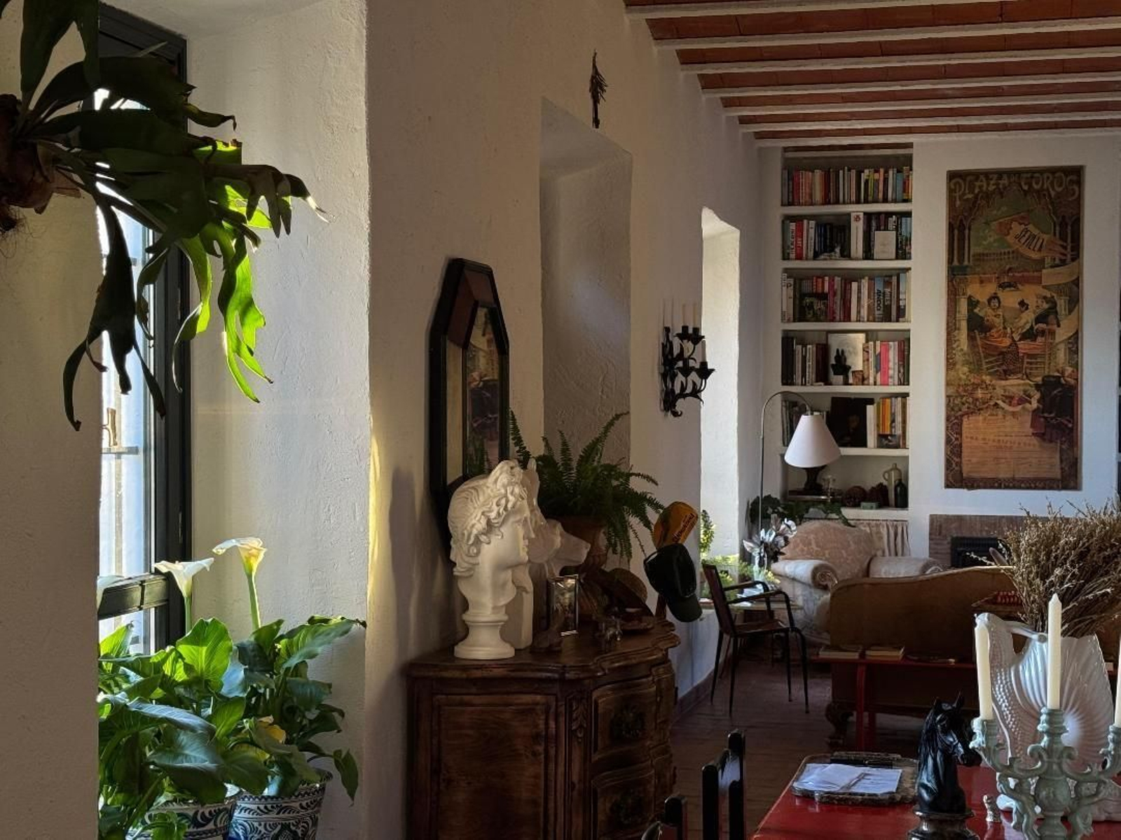 Uno de los frontales del salón, decorado en estilo clásico