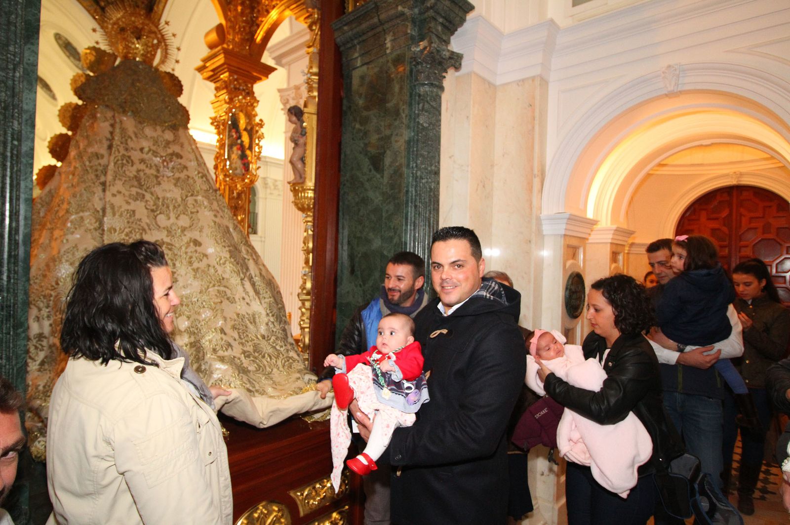El Rocío celebra La Candelaria con la presentación de los niños a la Virgen, en imágenes
