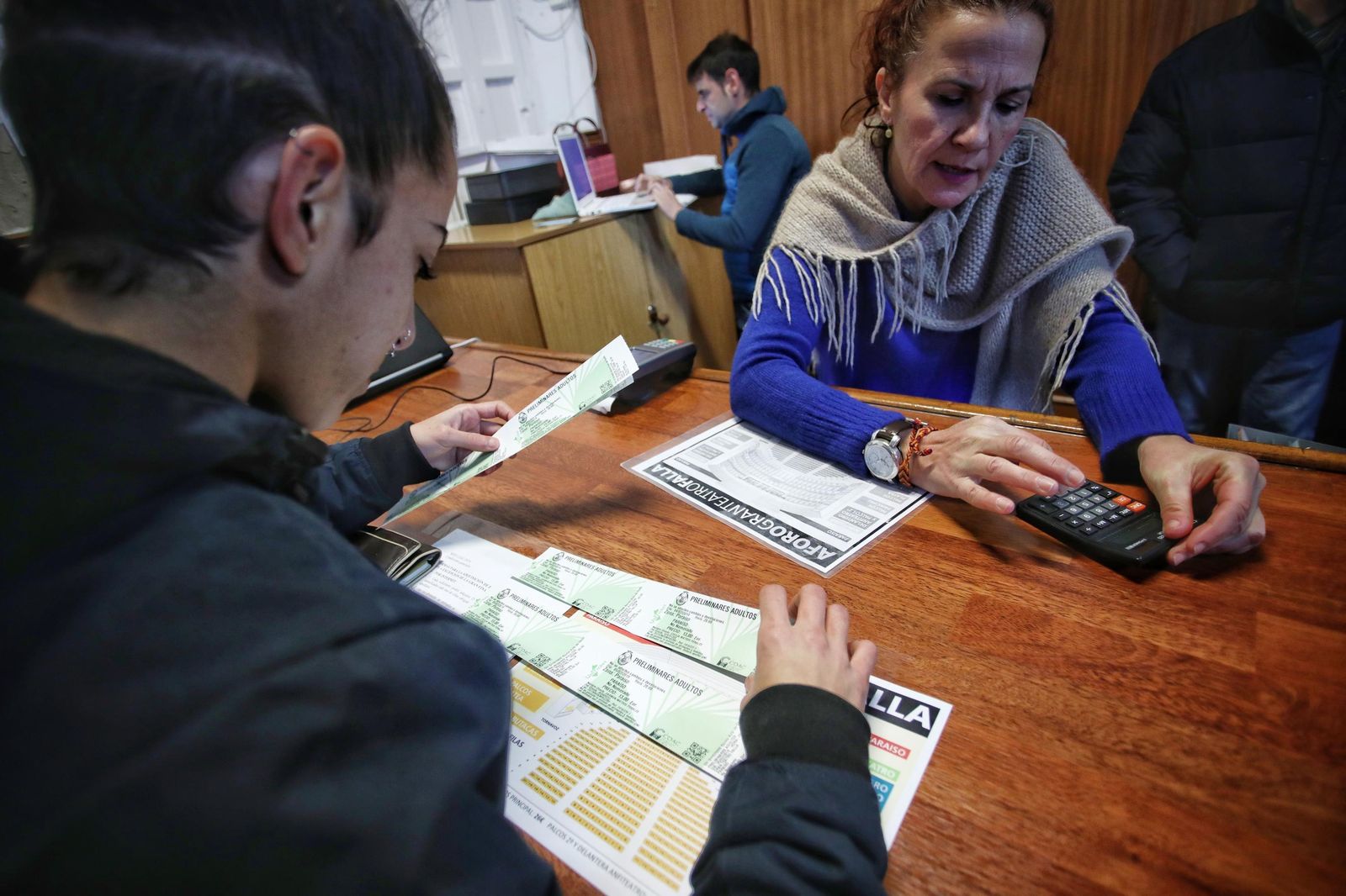 Una aficionada comprando las entradas en taquilla.