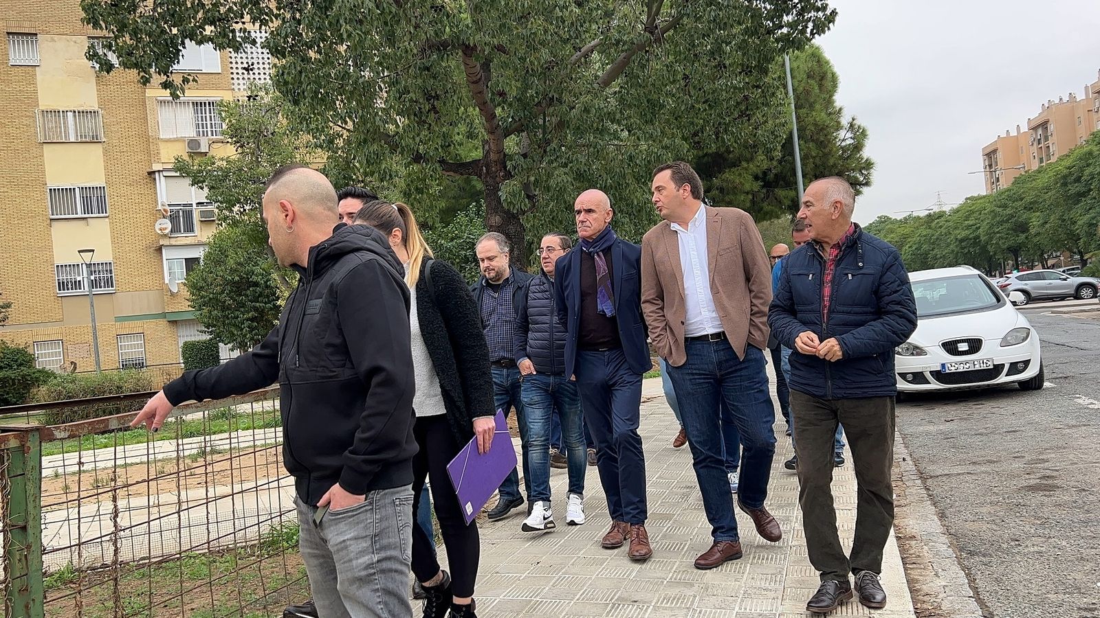 El alcalde informa a los vecinos de Pino Montano de las obras de reorganización por la línea 3 del Metro