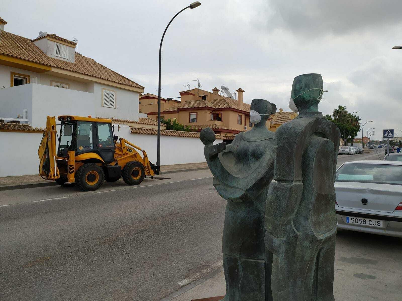 La escultura dedicada a la familia, ayer, tras ser retirada de la rotonda de Camposoto, antes de ser depositada en un almacén de Vías y Obras.