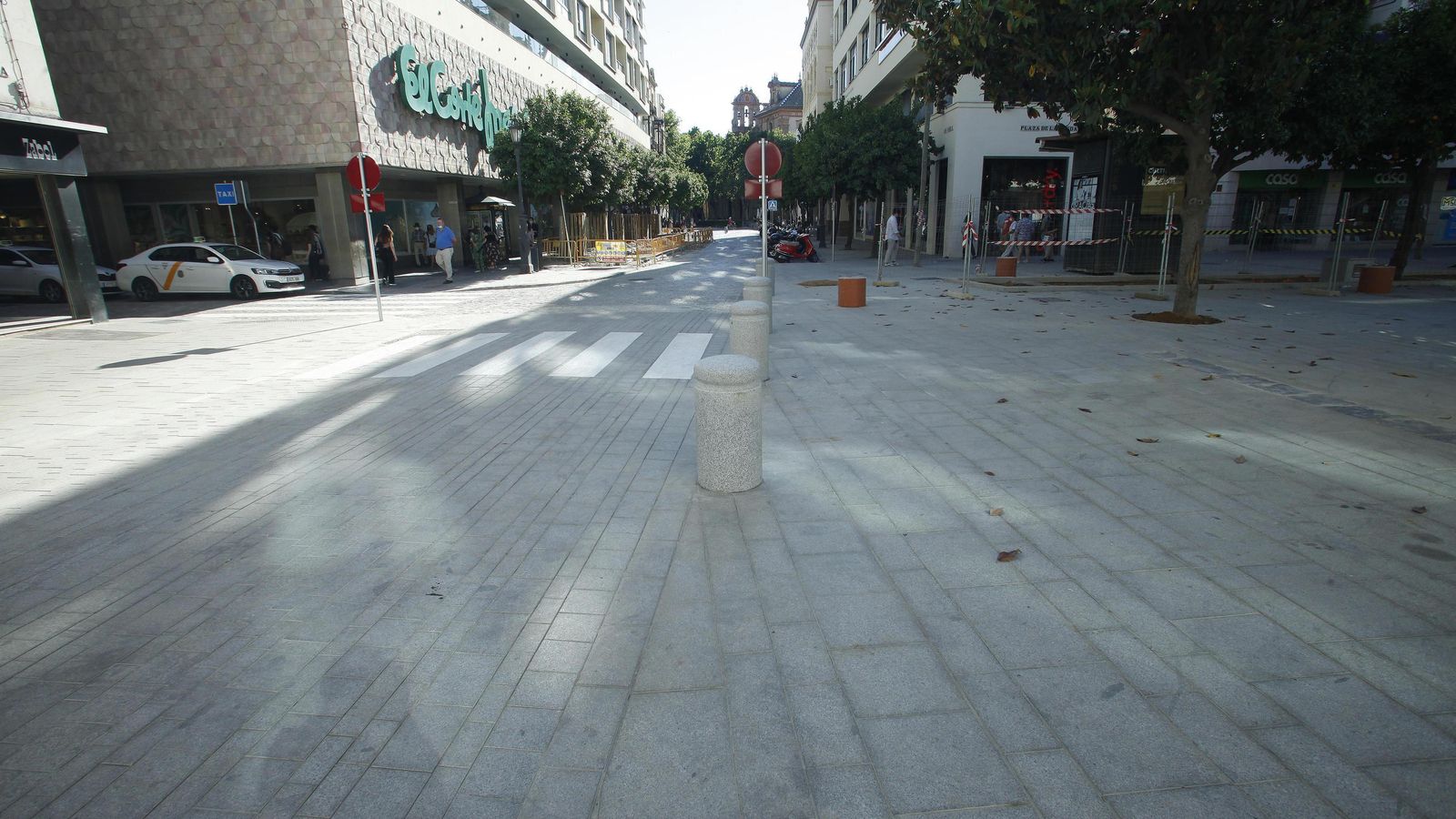 Vista de la plaza con el cruce de la calle San Pablo.