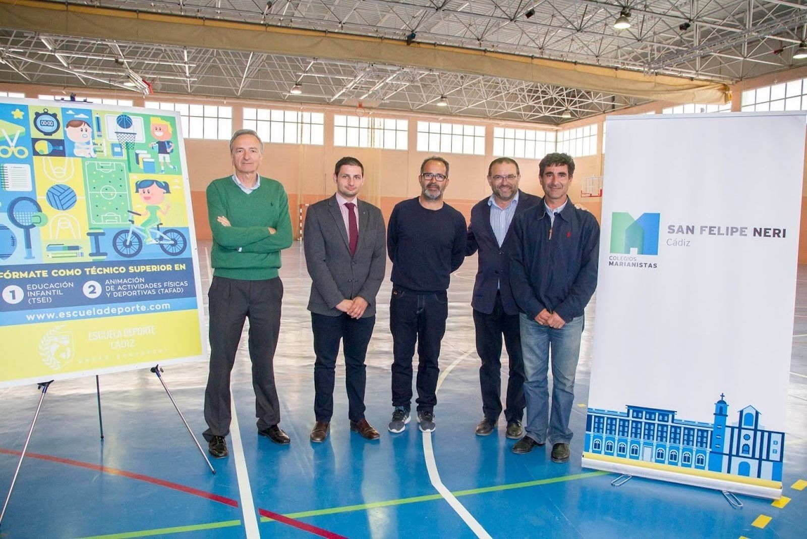 Alvaro Cervera, entrenador del Cádiz, aparece en el centro de la imagen el día de la presentación del ciclo.