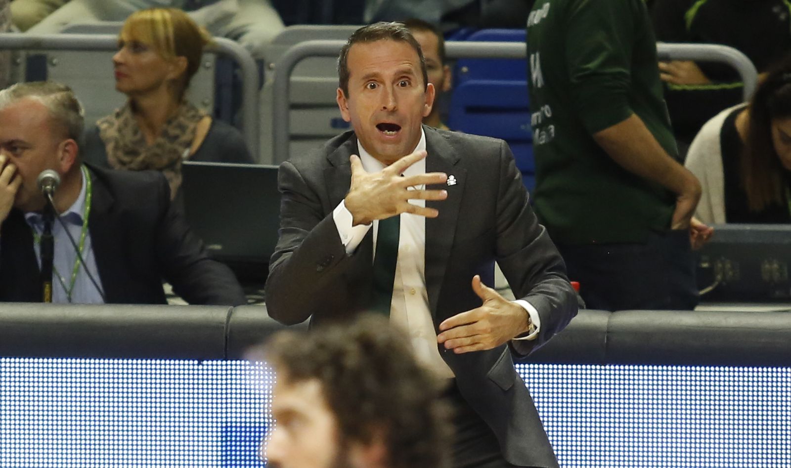 Joan Plaza gesticular durante un partido.