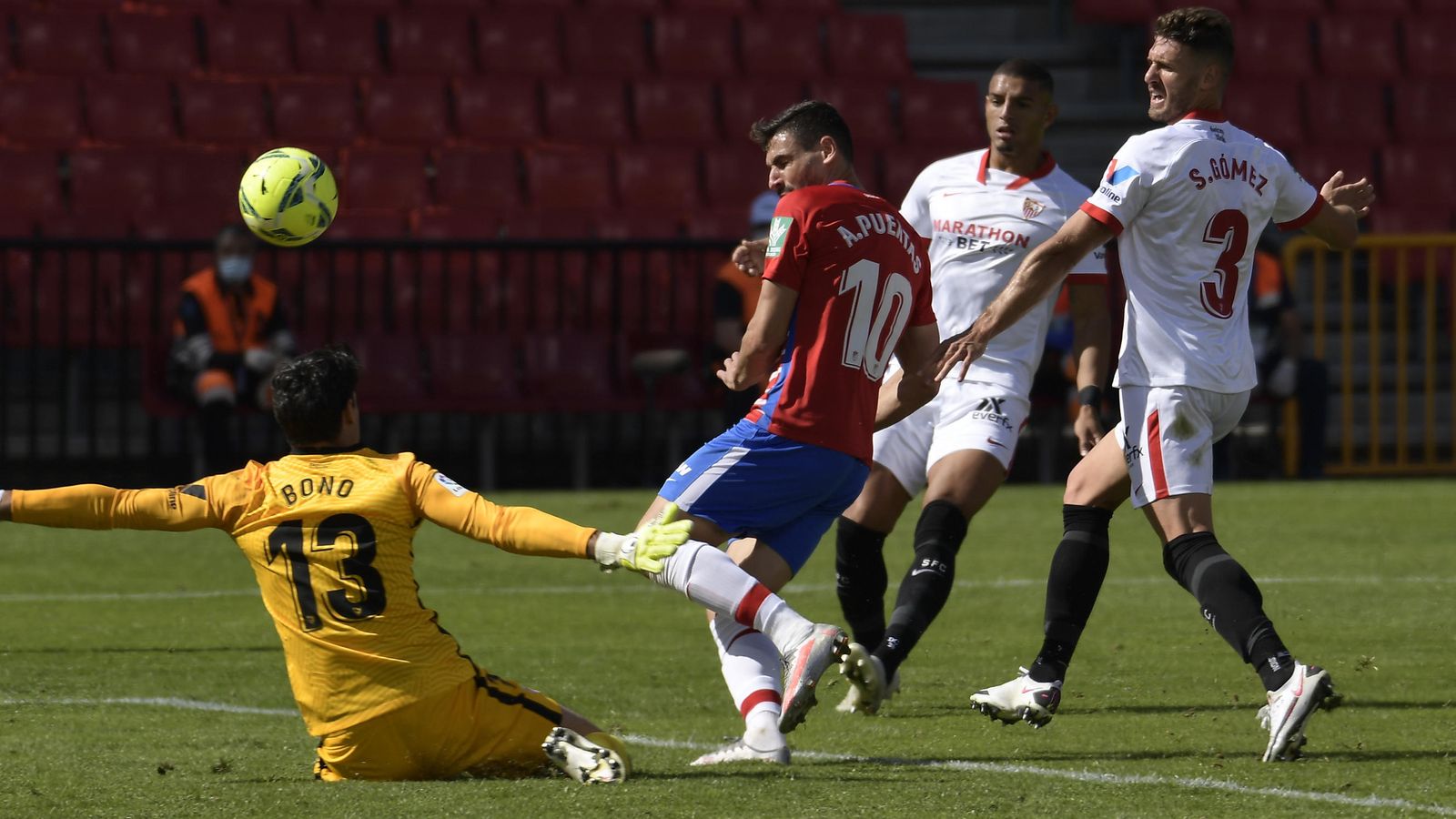Antonio Puertas gozó de esta clara ocasión pero Bono evitó el peligro con una gran salida.