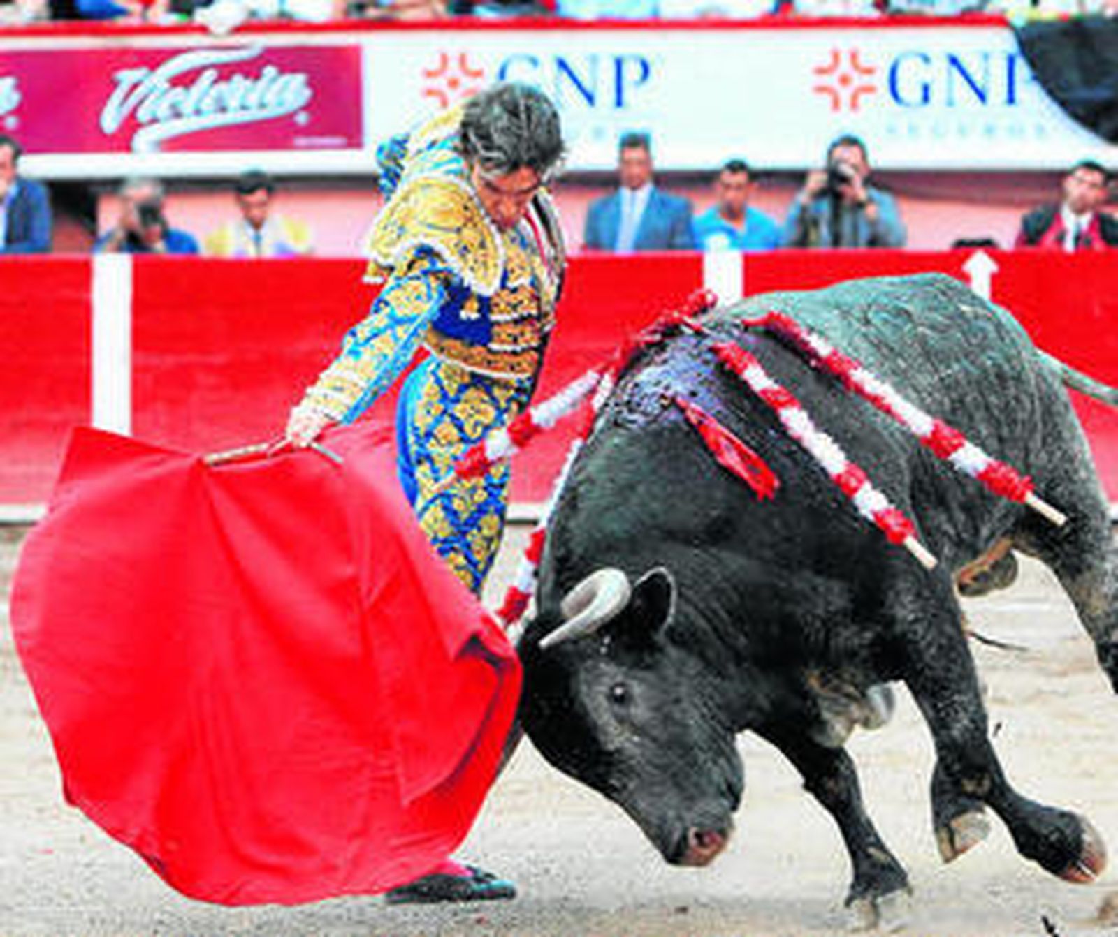 José Tomás, en un derechazo a su segundo toro en Aguascalientes.