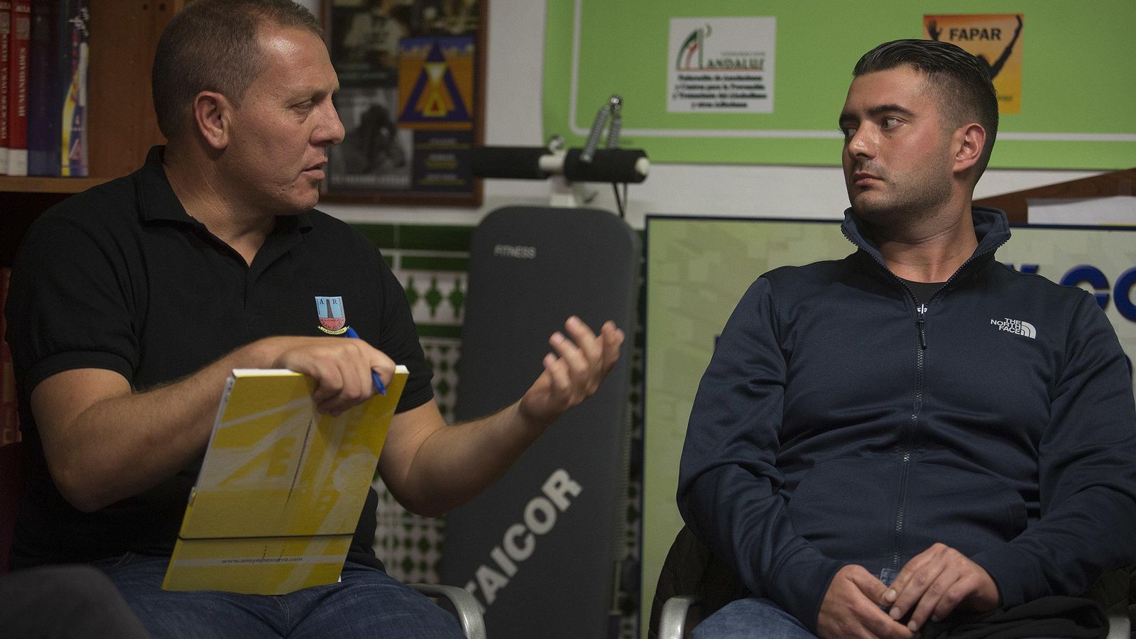 Juan Núñez habla con Óscar.