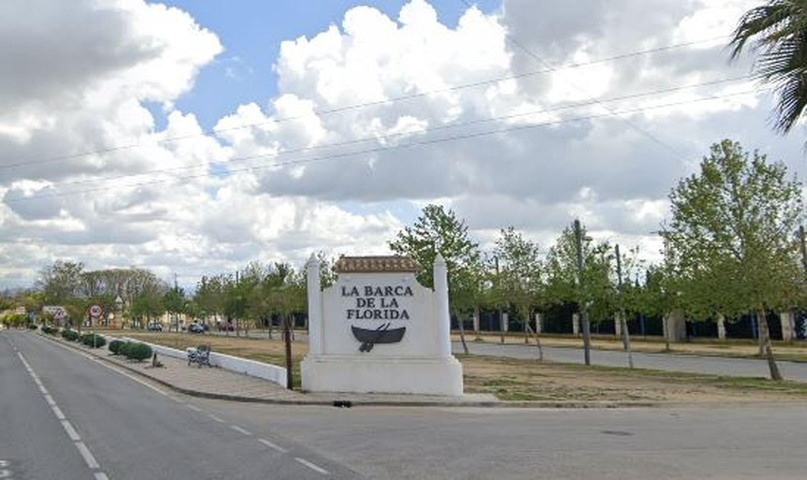 Cartel de bienvenida en la entrada de La Barca.