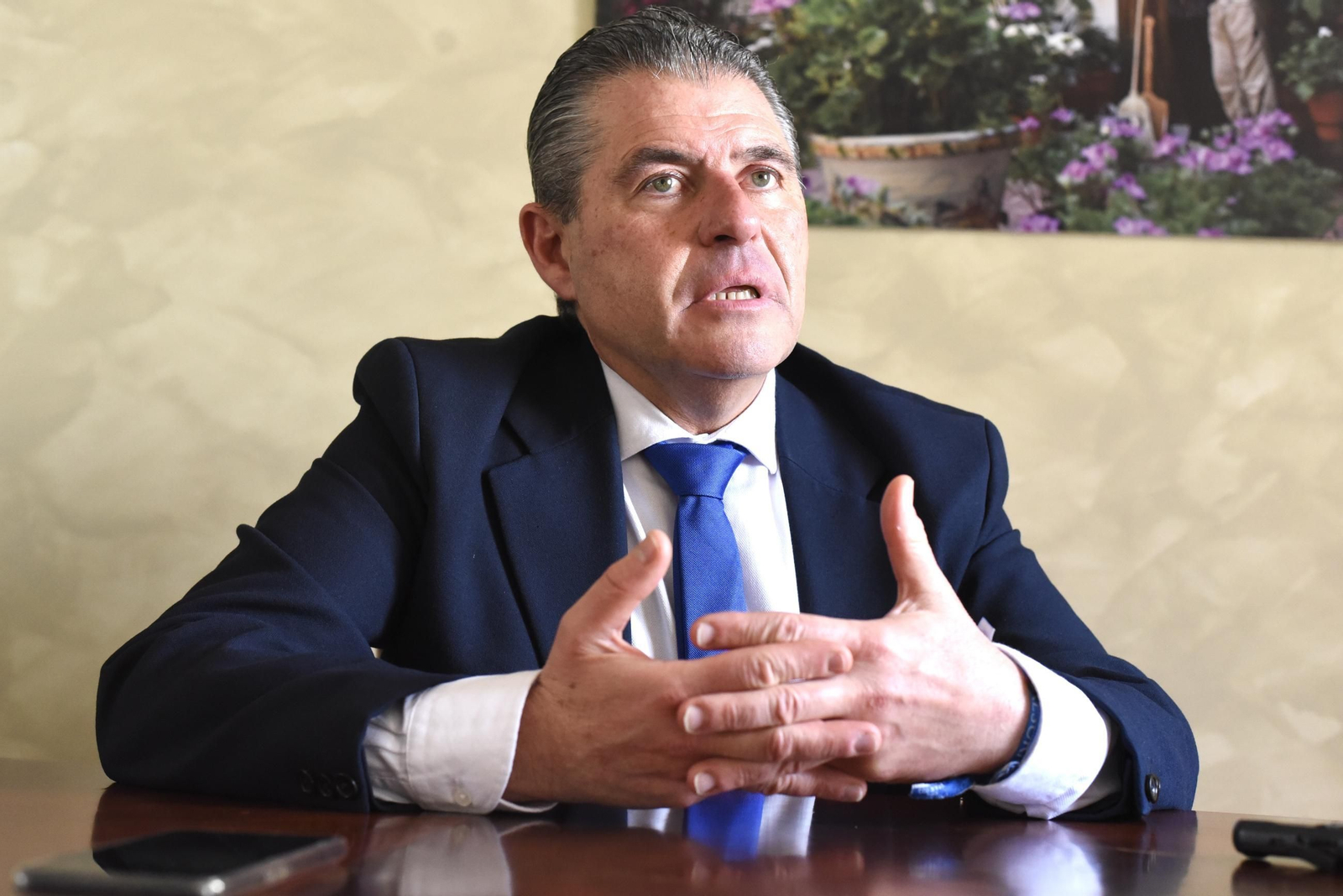 Manuel Murillo gesticula durante la entrevista.