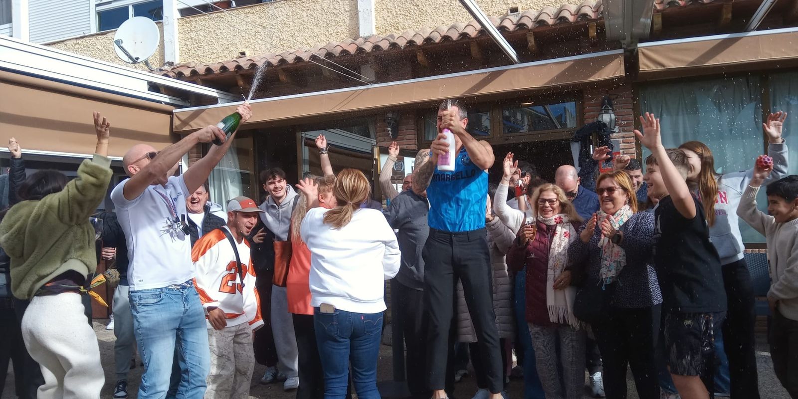 Clientes y agraciados celebrando el Gordo en el bar El Leonés de Marbella.