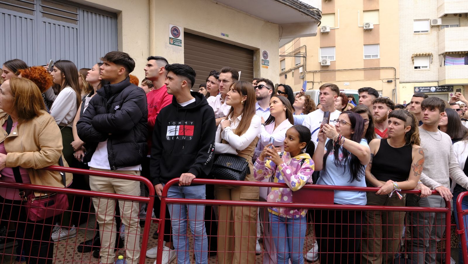 La Procesión de Los Ángeles de sobrepuso a la lluvia, en imágenes