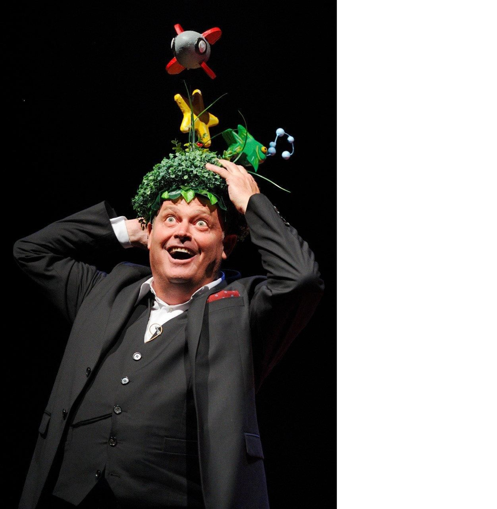 El polifacético artista combina el monólogo con el musical durante la obra.