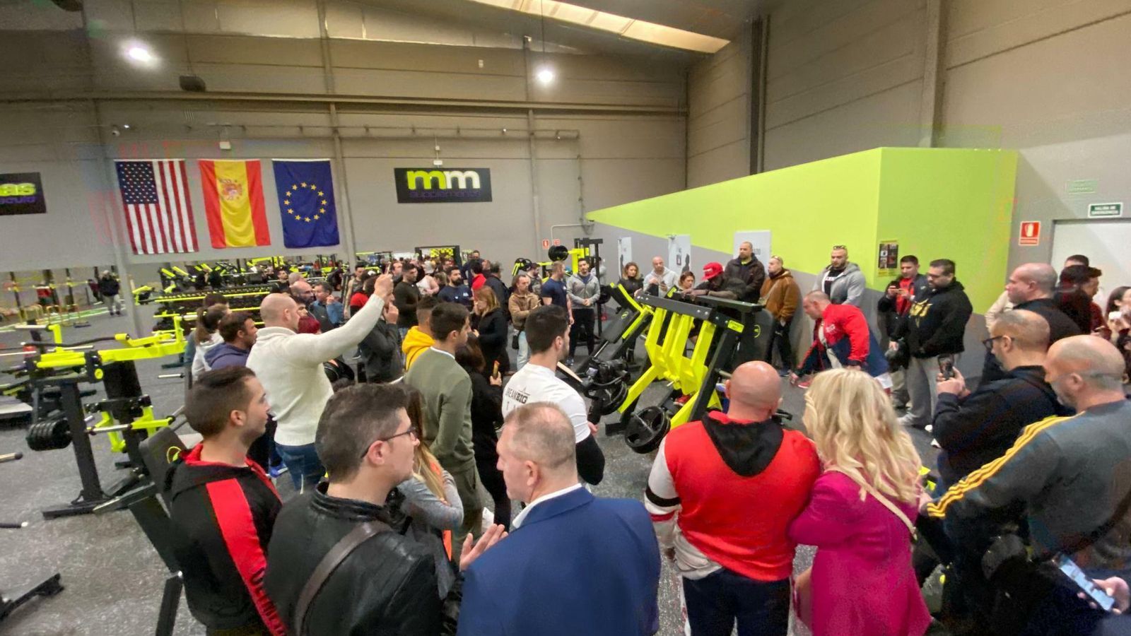 Los aficionados acudieron a presenciar el seminario y entrenamiento de Curry.