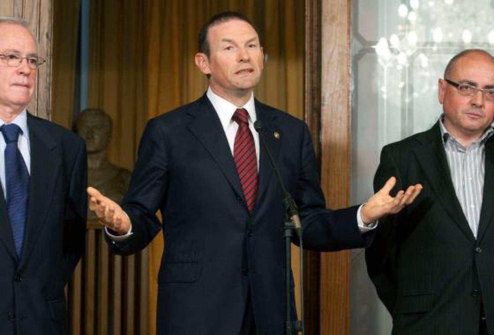 Ibarretxe cierra su último Consejo criticando al nuevo Gobierno vasco