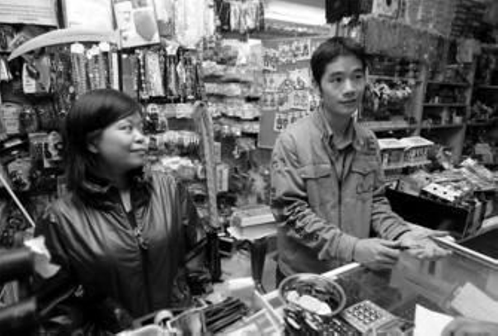 Minli Wu y su marido Wang, ayer por la tarde en el bazar que regentan en la calle Doña Blanca.