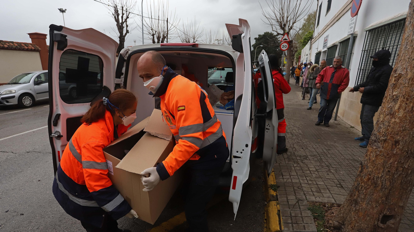 Fotos del operativo extraordinario de reparto de alimentos en el Comedor del Carmen