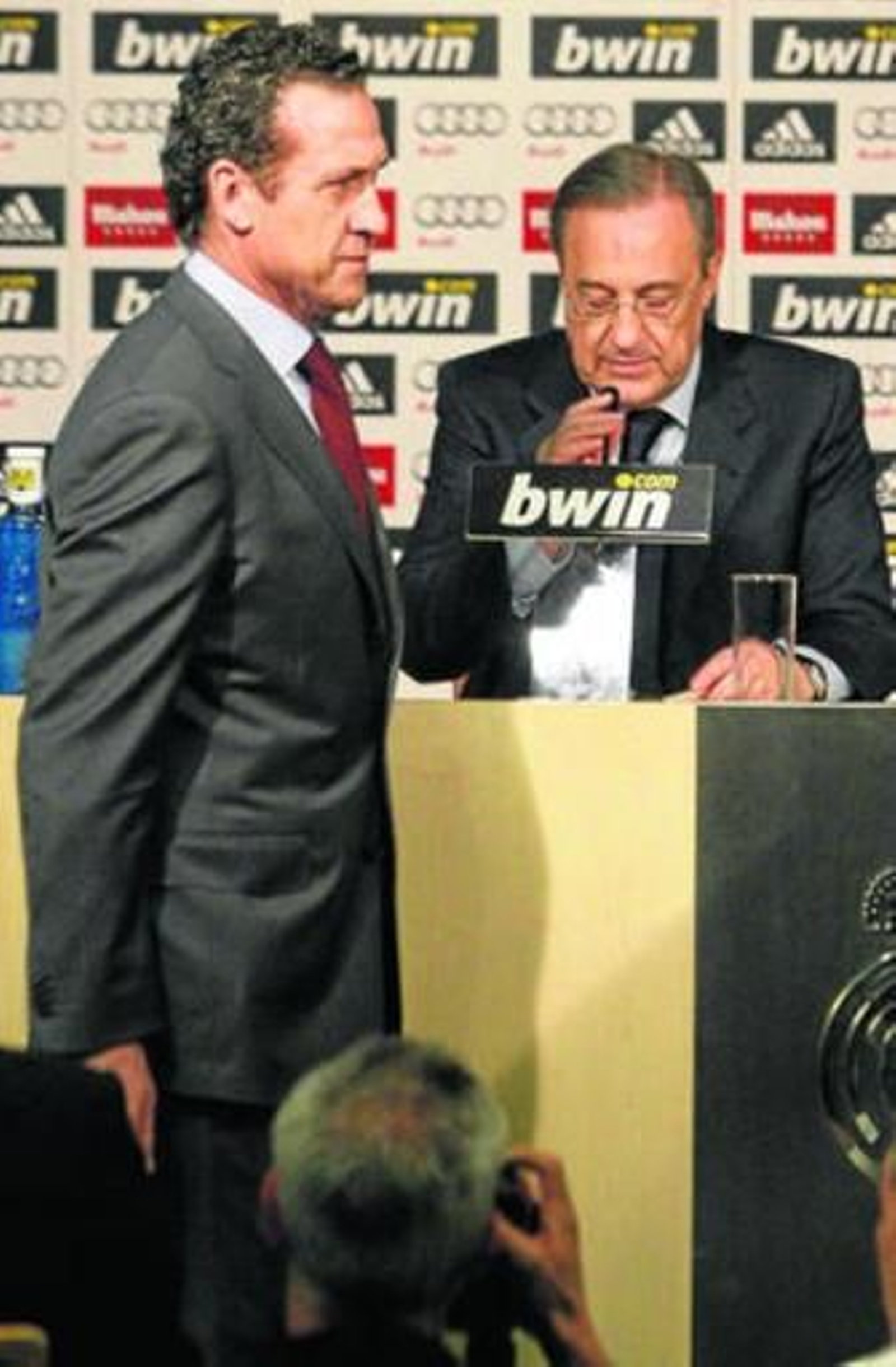 Jorge Valdano (i), con el rostro serio, junto a Florentino Pérez.