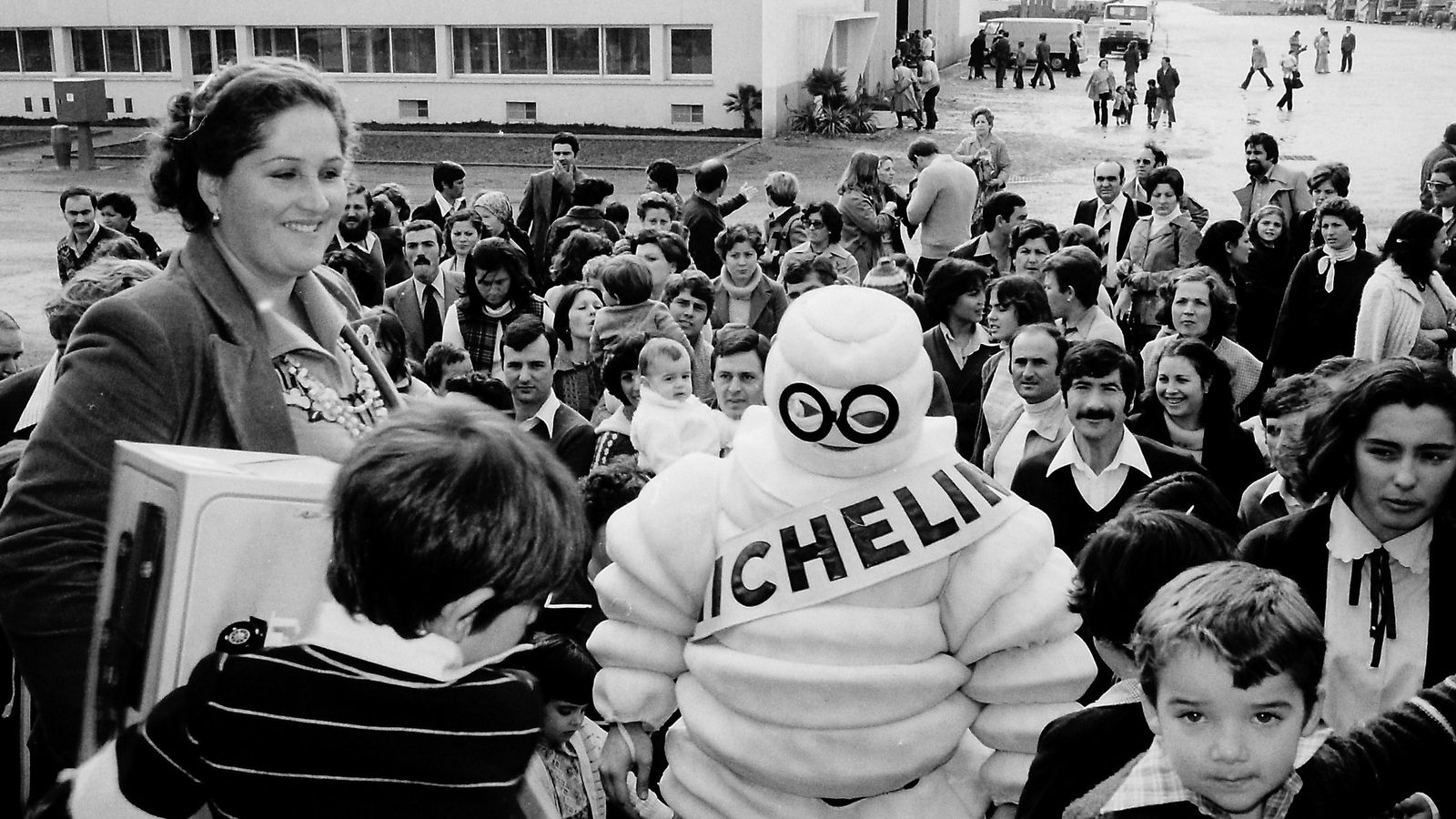 Foto histórica: Navidad de 1978, con Bibendum, mascota de la compañía.