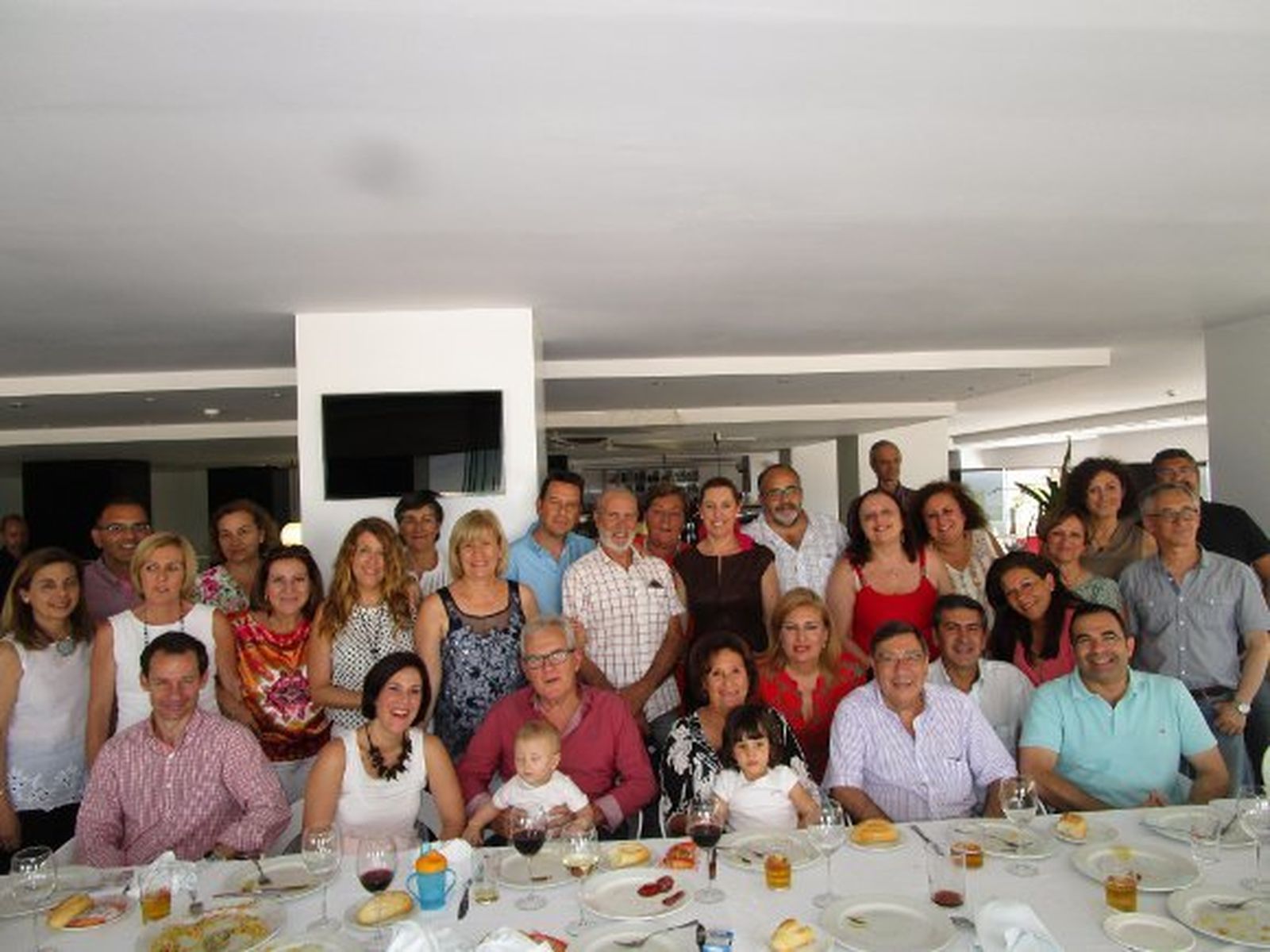 Carmen Huguet Naya, con el grupo de compañeros y familiares, que acudieron al almuerzo, celebrado en La calle del libre albedrío, con motivo de su jubilación, tras ejercer su actividad profesional en el Ayuntamiento de Cádiz, casi cuarenta años.  Foto: Ignacio Casas de Ciria