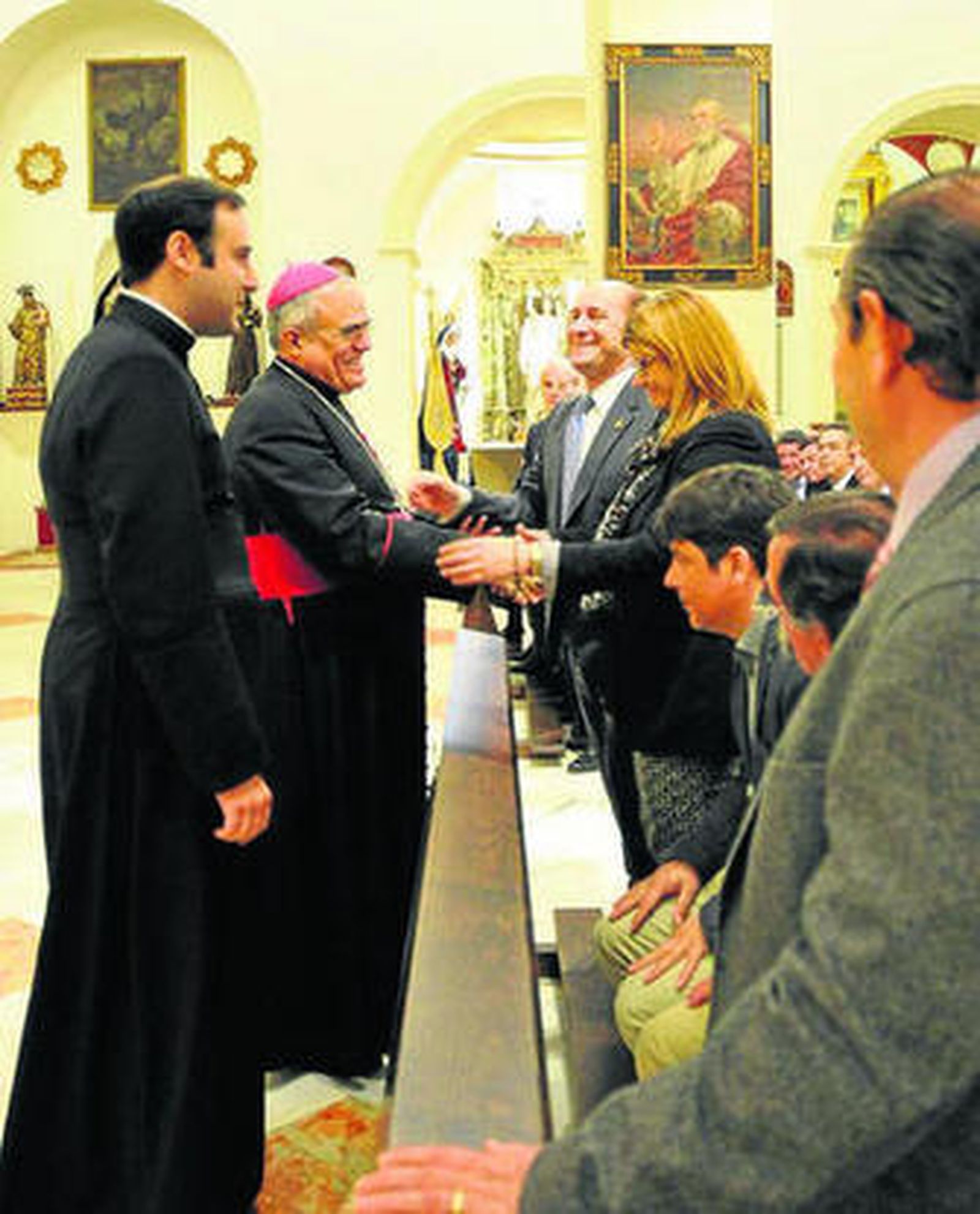 El obispo, Demetrio Fernández, saluda al alcalde.