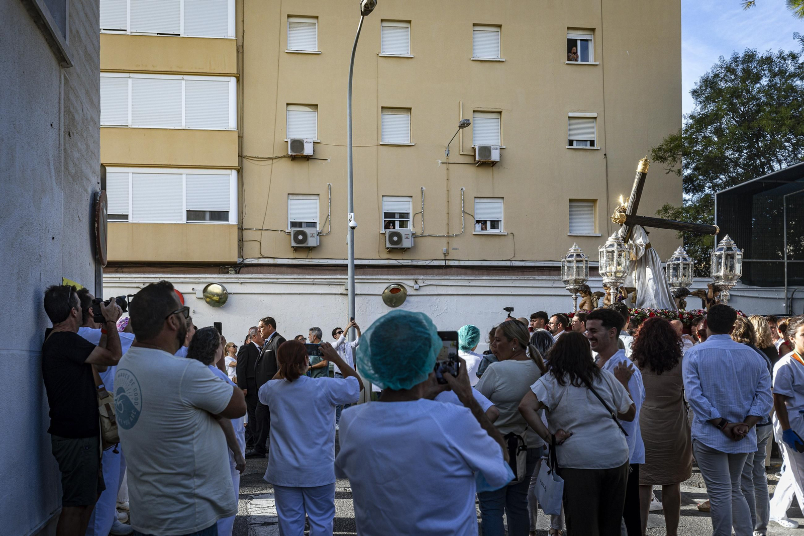 Las imágenes de la histórica visita del Nazareno de Santa María al hospital Puerta del Mar de Cádiz