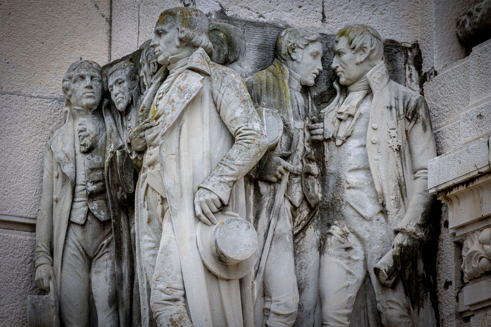 Las imágenes del mal estado de la Plaza de España en Cádiz