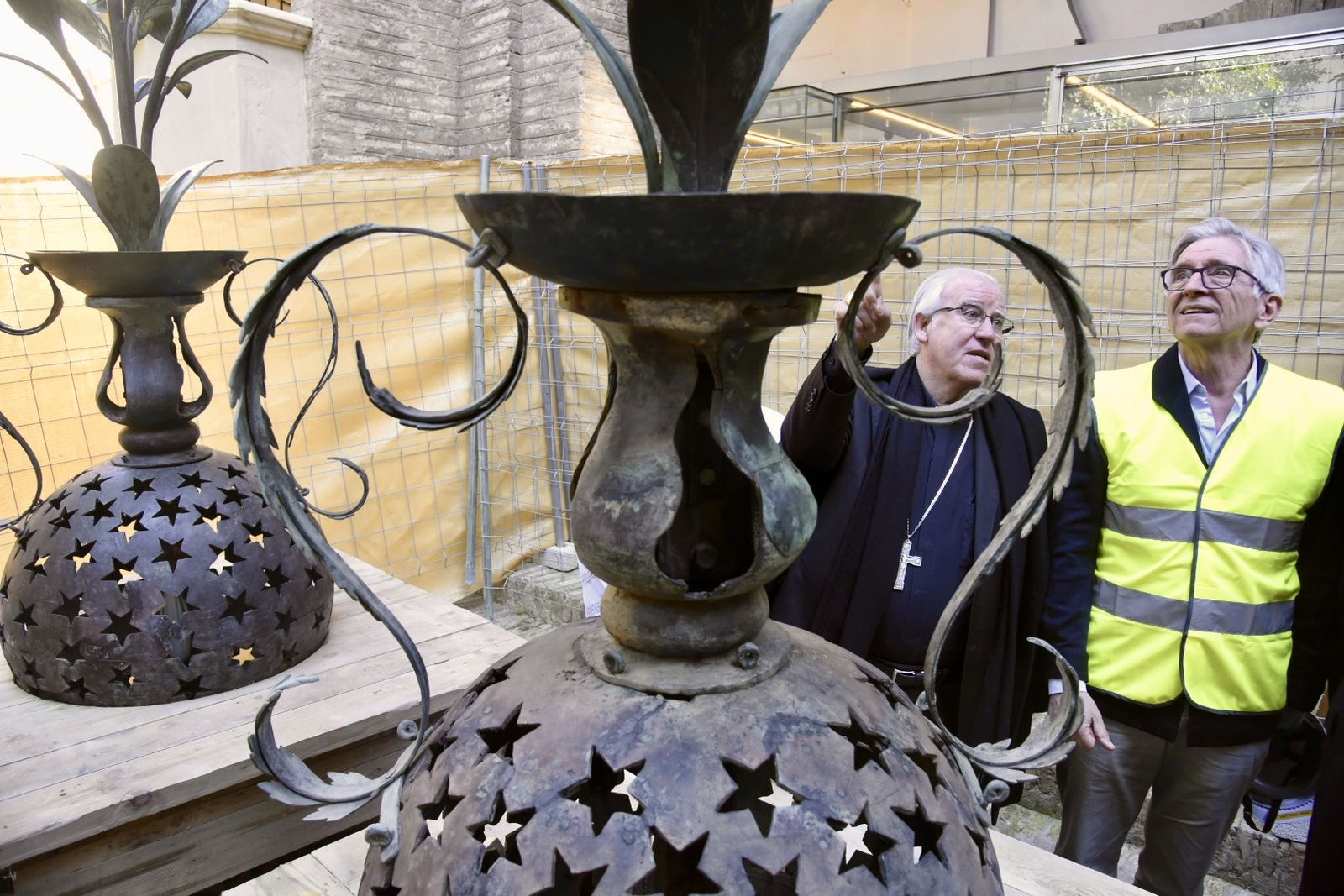 La retirada de las jarras de las azucenas de la Giralda, en imágenes