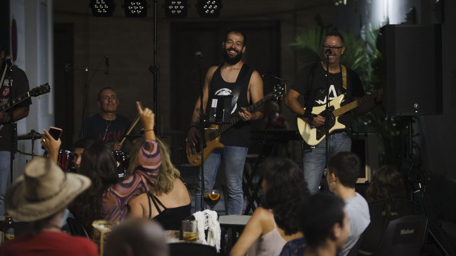 Música en directo. El grupo Sincronizados, en las proximidades del Mercado Central.