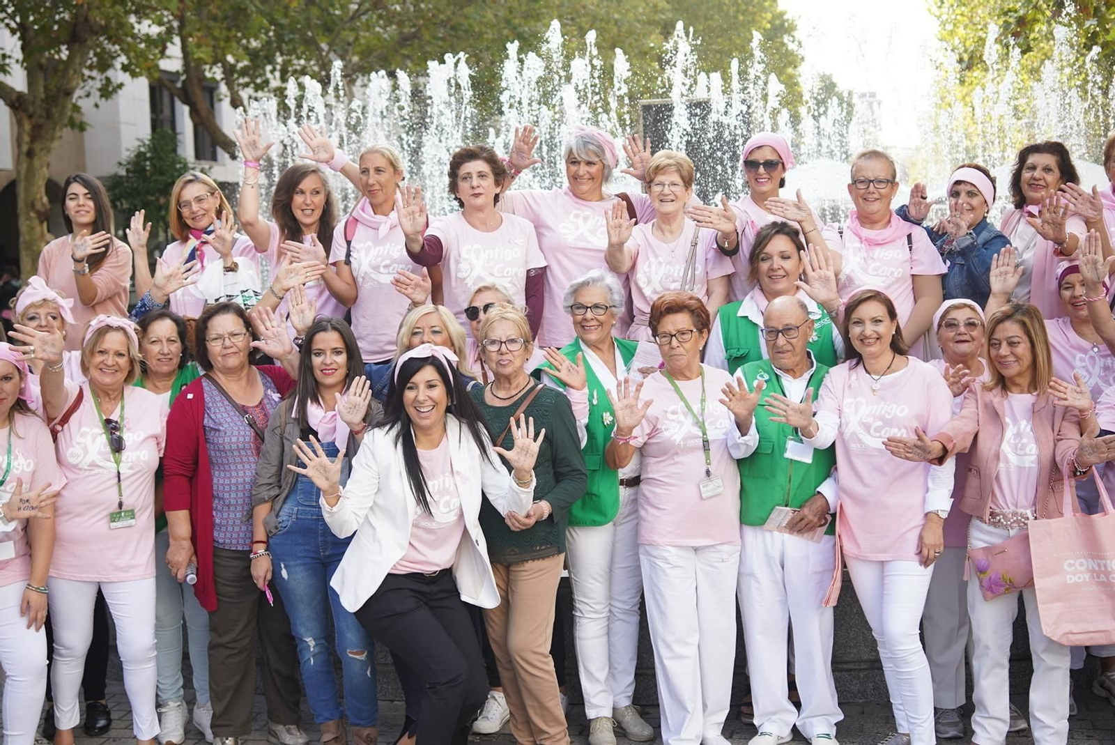 Foto de familia de las mujeres participantes en el Día Contra el Cáncer de Mama.