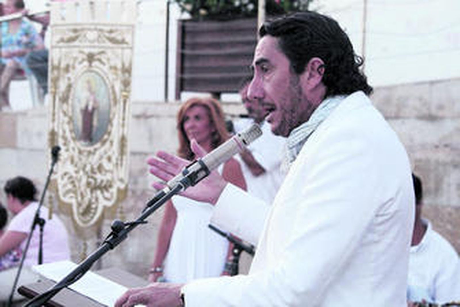Arturo Pareja-Obregón durante el pregón, al fondo su hermana Carmen.