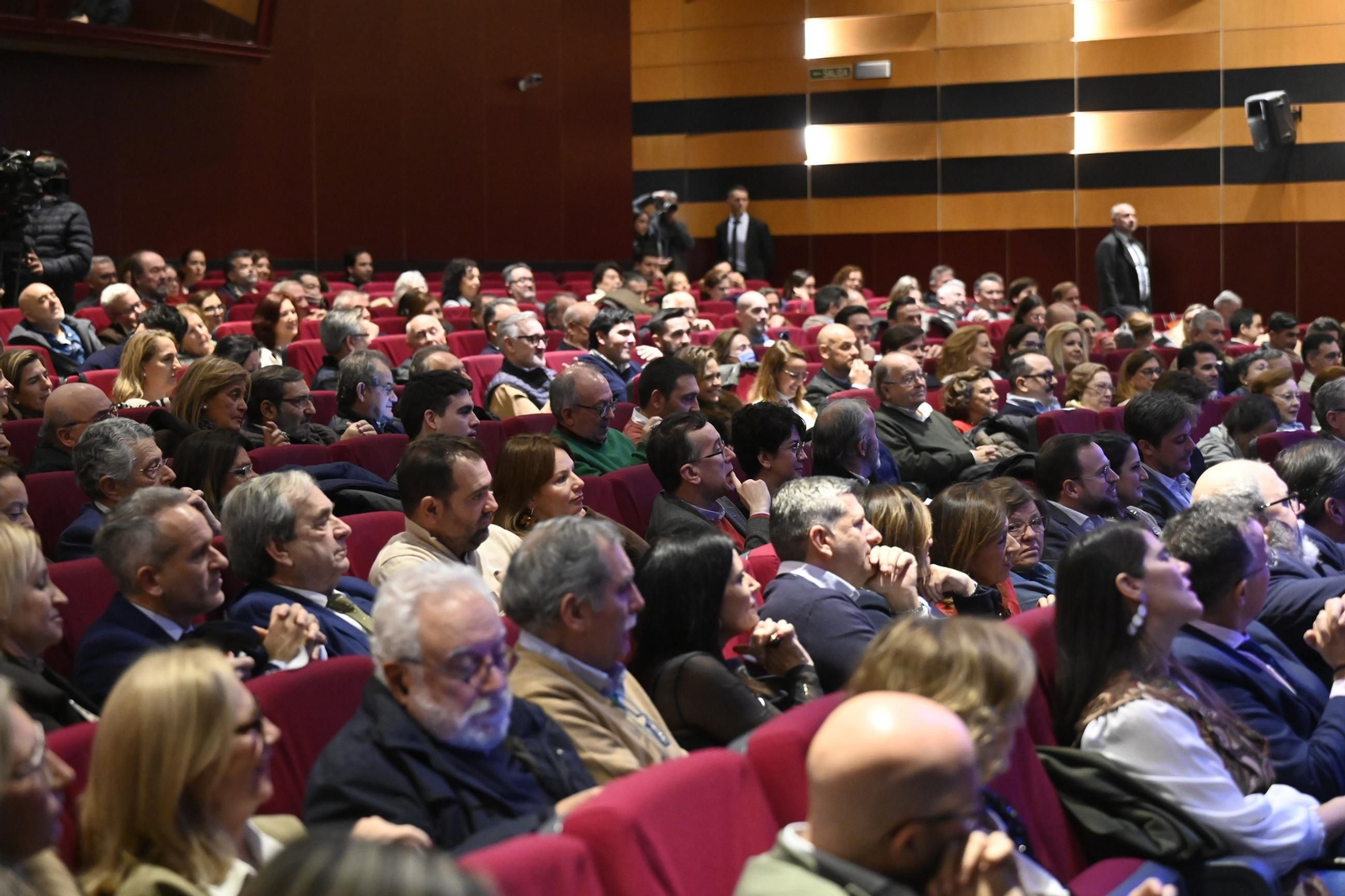 Juanma Moreno presenta en Córdoba su libro 'Manual de convivencia', en imágenes
