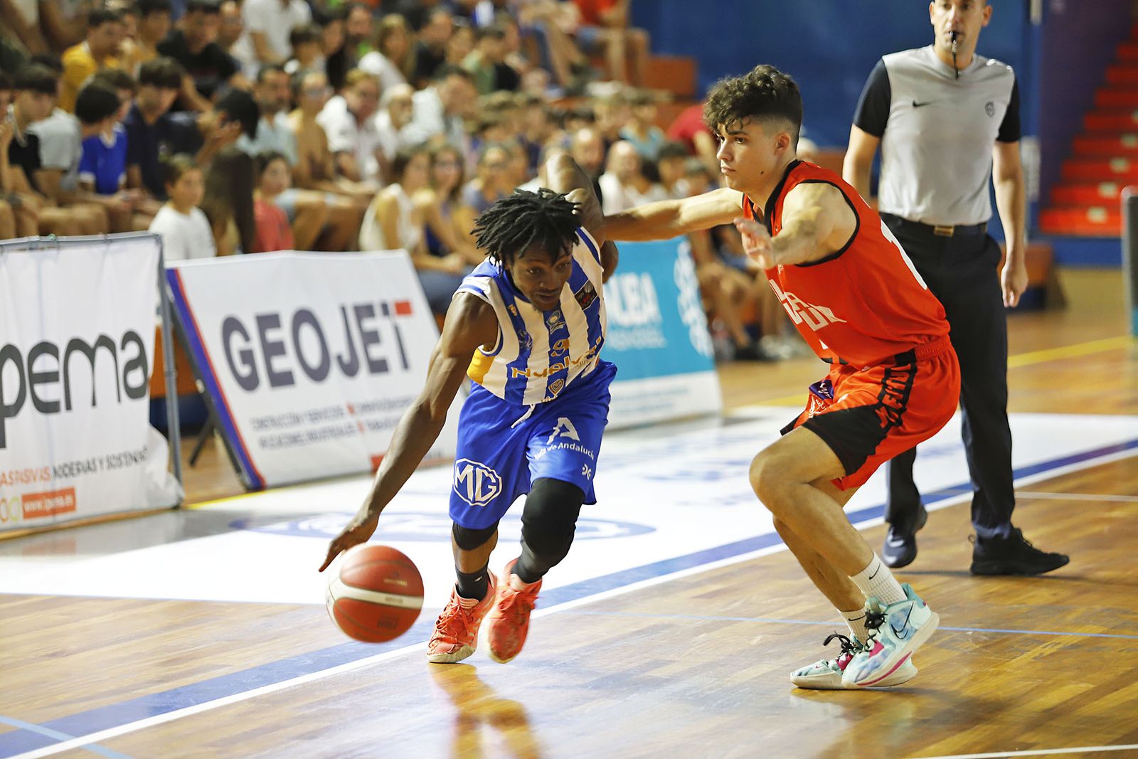 Imágenes del partido de baloncesto entre el Huelva Comercio Viridis y el Juventud Alcalá