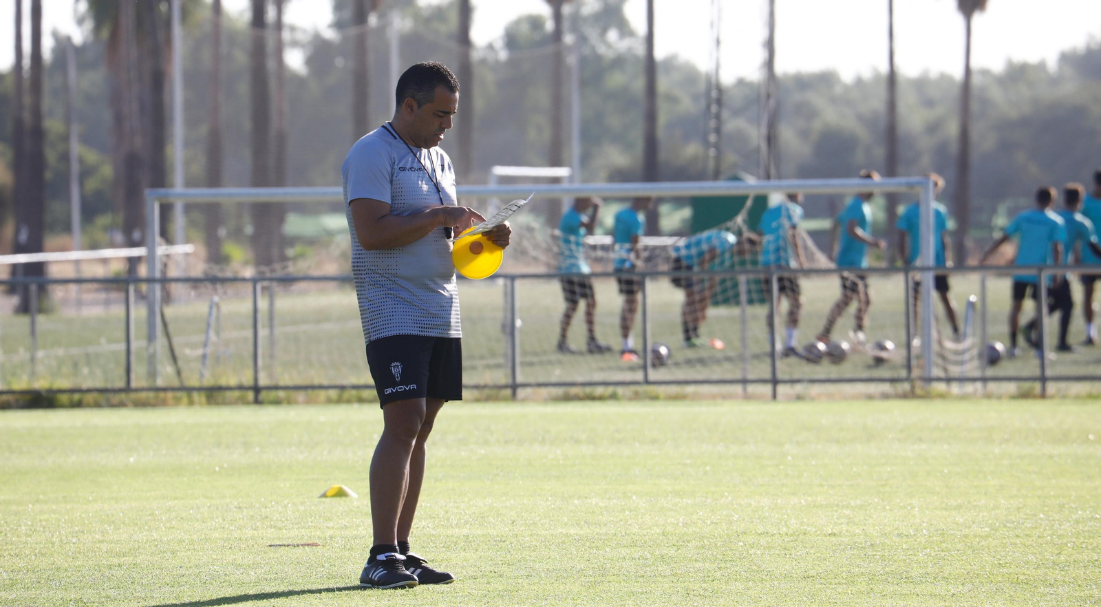 Germán Crespo repasa sus notas en el entrenamiento del Córdoba CF de este viernes. Germán Crespo repasa sus notas en el entrenamiento del Córdoba CF de este viernes.